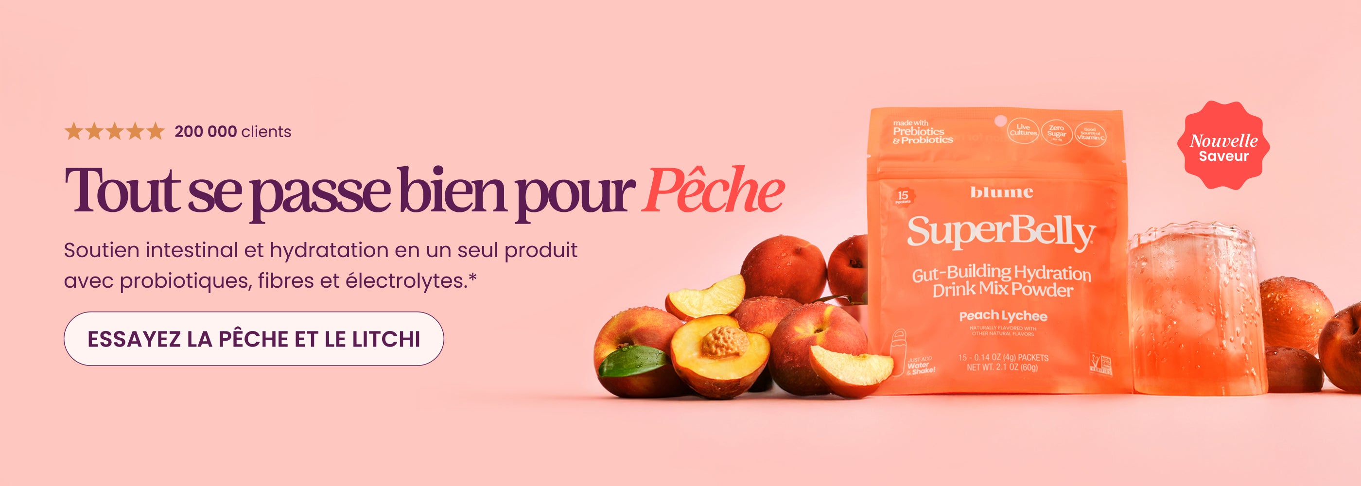 Nouvelle poudre pour boisson hydratante SuperBelly Pêche Litchi, idéale pour renforcer l'intestin, avec des pêches juteuses sur fond rose.