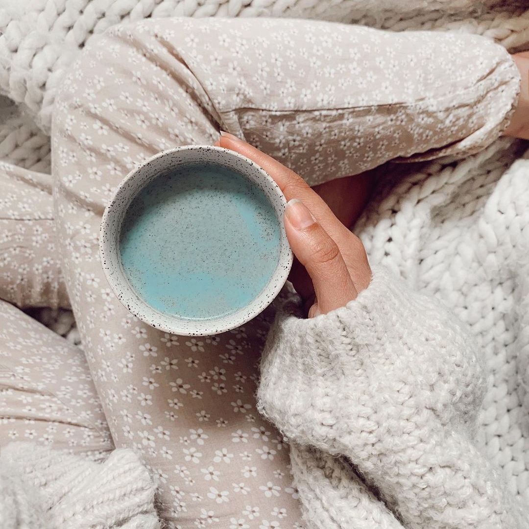 A warm cup of blue latte made with Blume Blue Lavender Blend taken by @gabrielleassaf