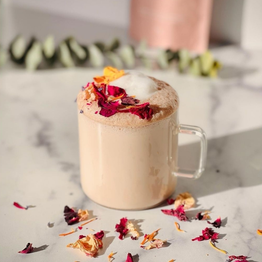 Blume's Rose London Fog Latte topped with edible flowers made by @pickmeupinacup